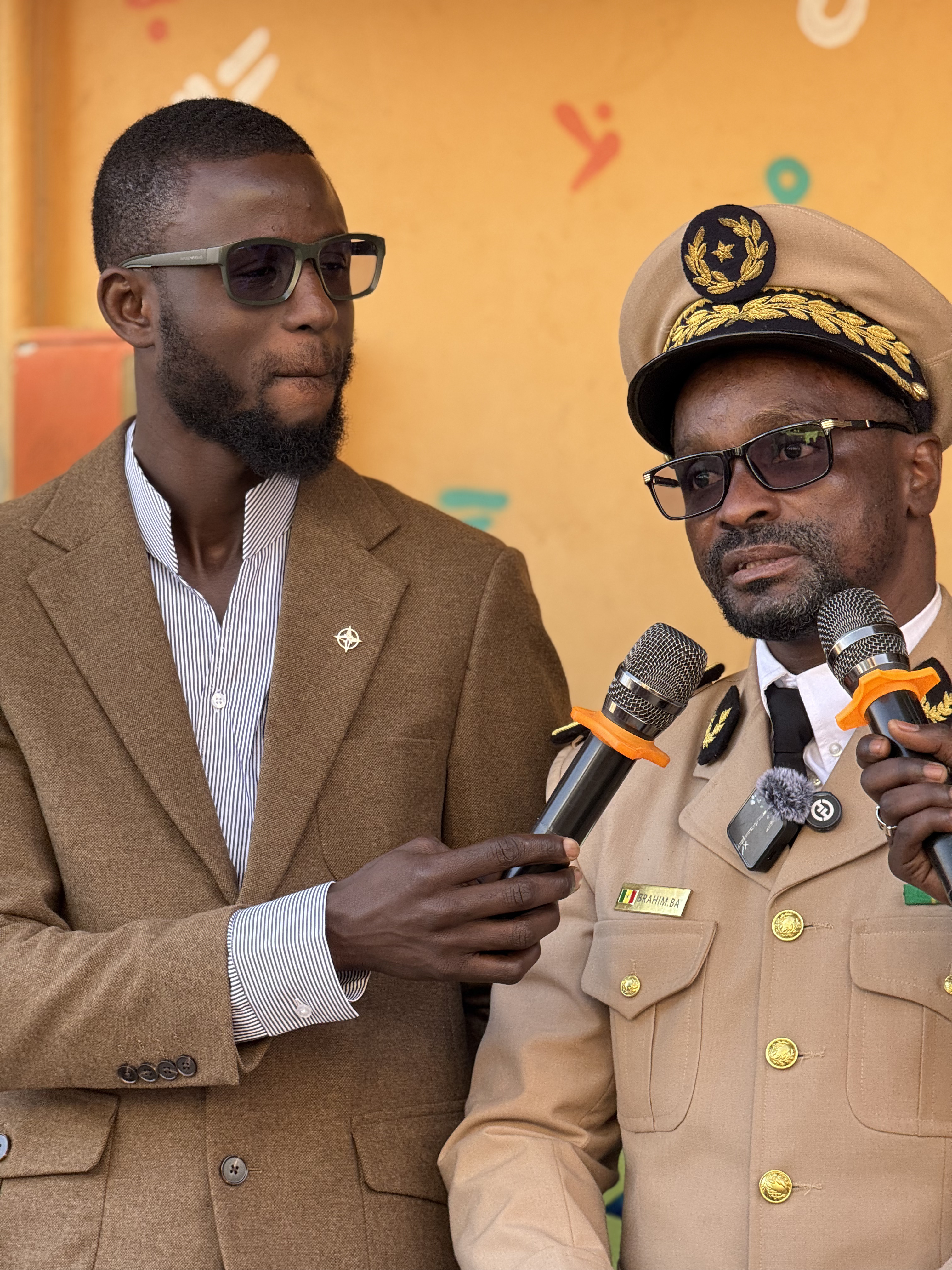 Élèves devant un avion à Ouakam
