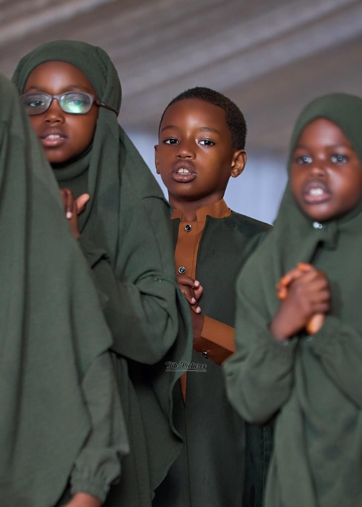 Élèves en uniforme lors d’une sortie scolaire en plein air