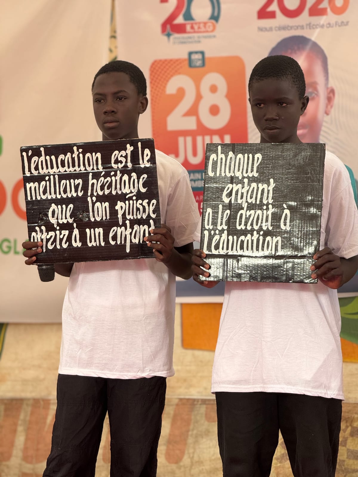 Élèves tenant des pancartes sur le droit à l’éducation – Fête de fin d’année