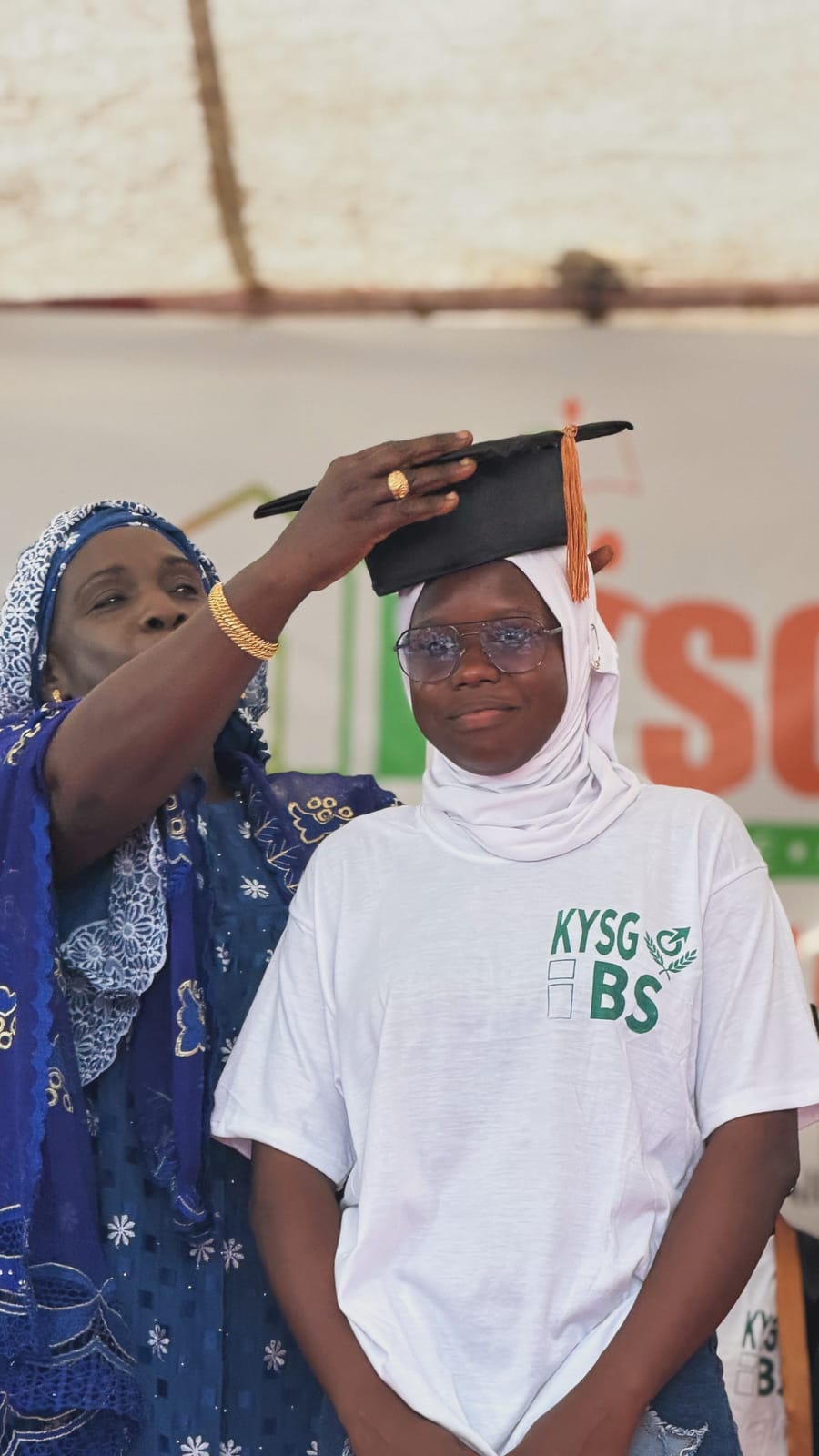 Remise de la toque de diplômé à une élève – Fête de fin d’année