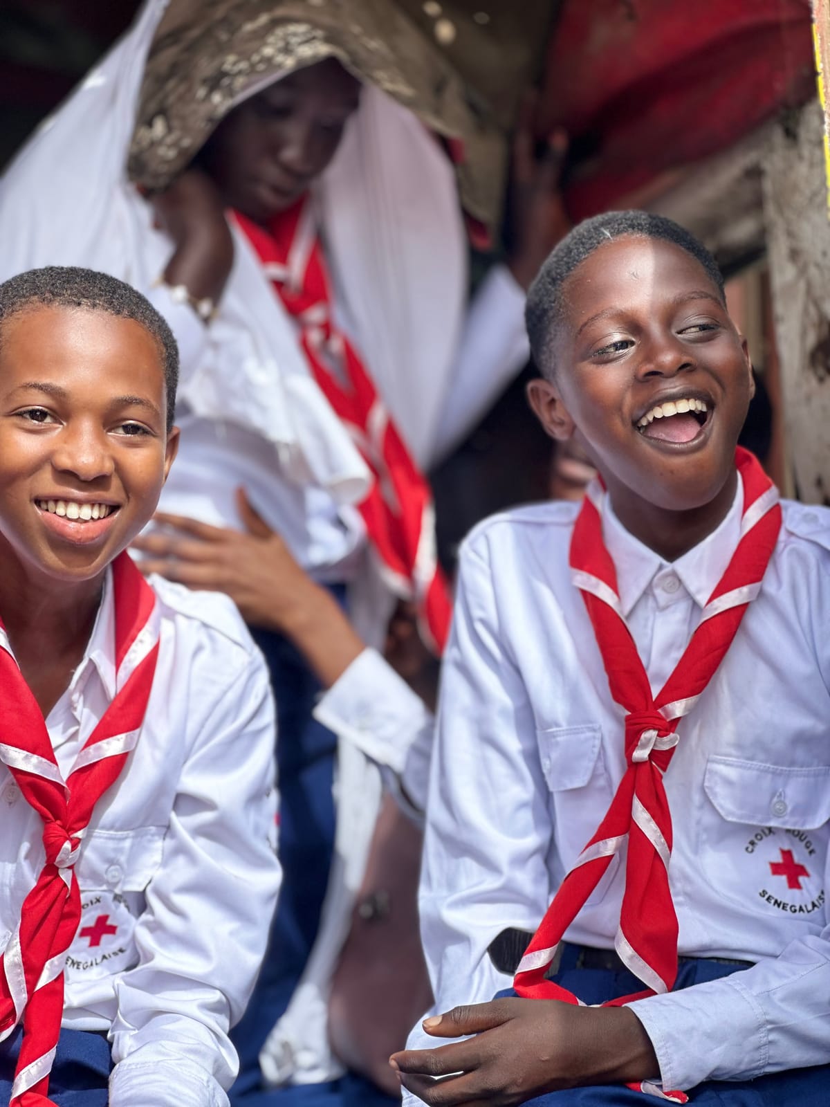 Élèves du Club Croix-Rouge riant ensemble – Fête de fin d’année